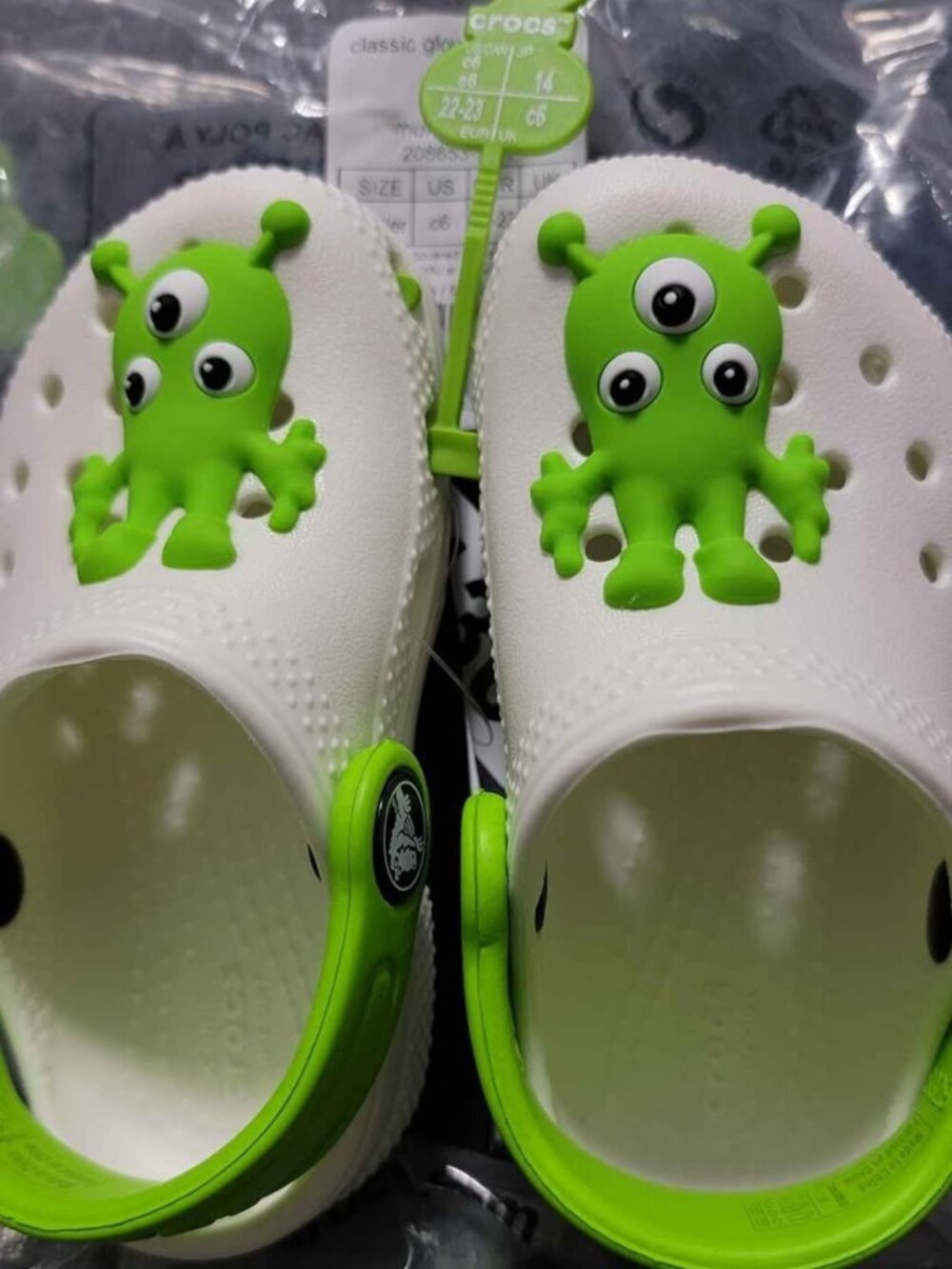 Brand new children's size 6 crocs